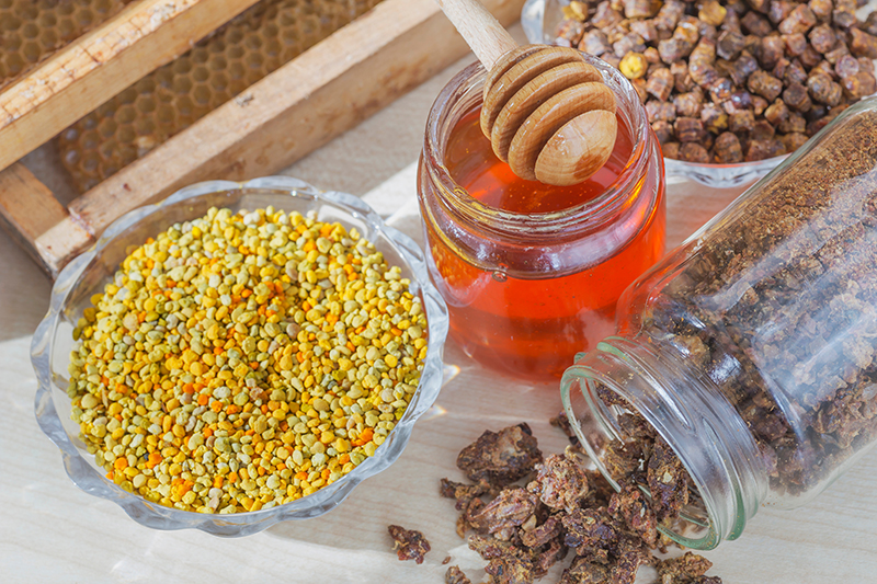 Včelie prodkukty: med, peľ (žltý), propolis, vosk (z plástov).