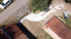 Stavba prístrešku pre auto a rekonštrukcia plota: 4. časť – betónovanie prístupovej cesty