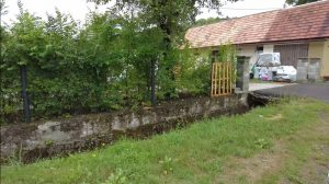 Stavba prístrešku pre auto a rekonštrukcia plota: 10. časť – oprava betónového základu na plot