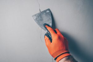 Objavili sa na fasáde domu praskliny? Problém neodkladajte a zasiahnite včas!